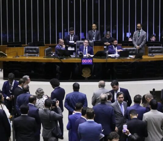 Governo libera R$ 2,2 bilhões em emendas PIX sob pressão da anistia.