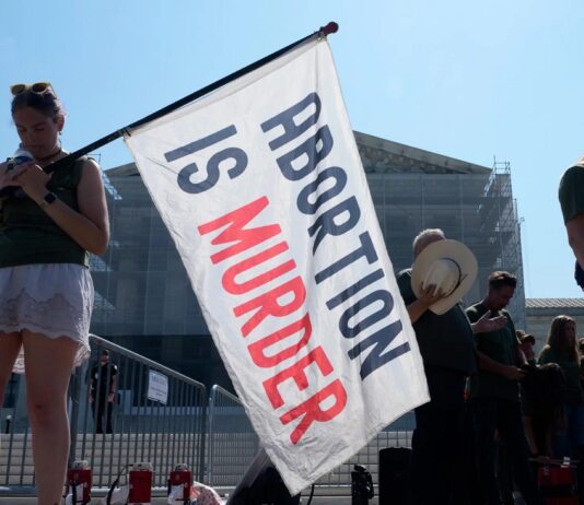 Com cortes de Trump, maior provedora de abortos dos Estados Unidos cancela novos procedimentos.