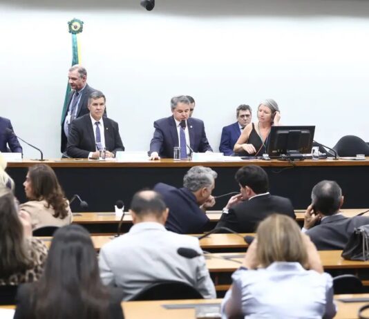 Comissão aprova fundo eleitoral de R$ 4,9 bilhões com apoio da base de Lula