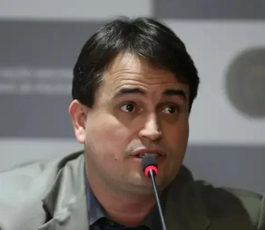 Ex-superintendente da PF que investigou facada de Bolsonaro é preso suspeito de corrupção