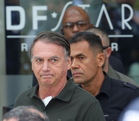 Bolsonaro recebe alta, mas é diagnosticado com câncer de pele