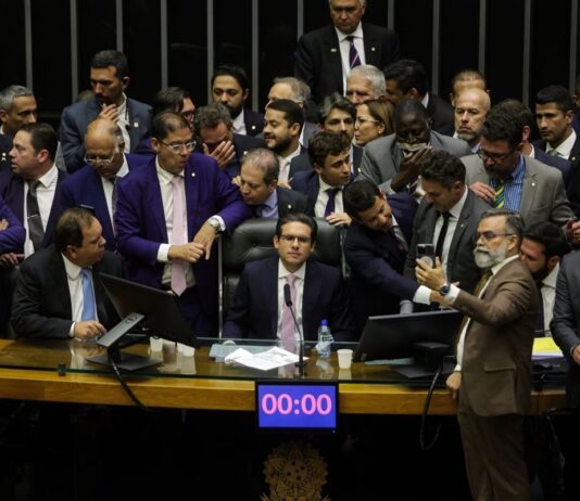 Corregedoria pede afastamento de 3 deputados envolvidos em protesto na Câmara