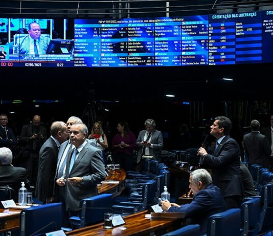 Senado aprova projeto que flexibiliza Lei da Ficha Limpa; do Ceará, senador Eduardo Girão e Augusta Brito votaram contra o projeto.