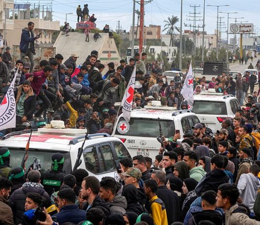 Primeiros reféns do Hamas chegam a base militar em Israel após serem soltos