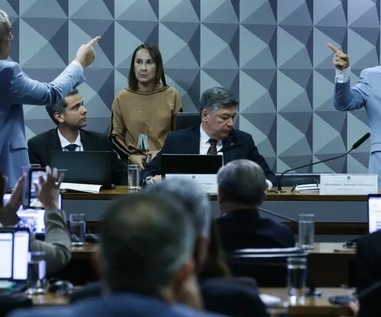 Ex-presidente do INSS admite ter liberado lote de descontos em favor de associação ligada ao PT.