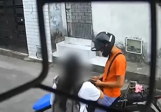 Estudante é assaltada por homem armado enquanto ia para a escola em Fortaleza