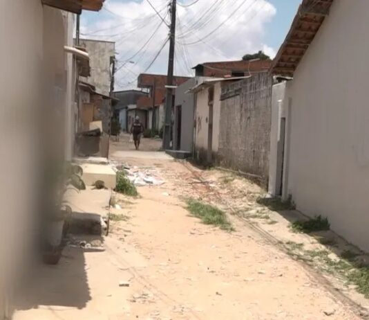 Cerca de 30 famílias são expulsas por facções criminosas no bairro Barroso, em Fortaleza
