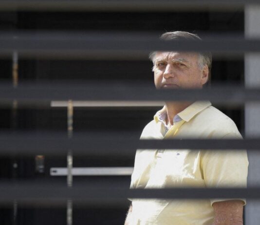 Defesa de Bolsonaro pede autorização para nova cirurgia e prisão domiciliar humanitária