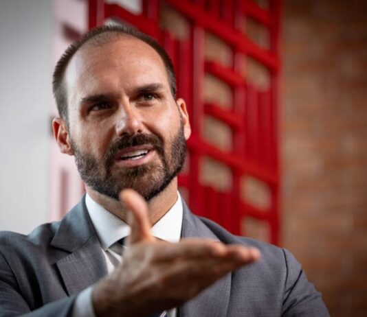 Eduardo Bolsonaro lança manifesto para unir a direita.
