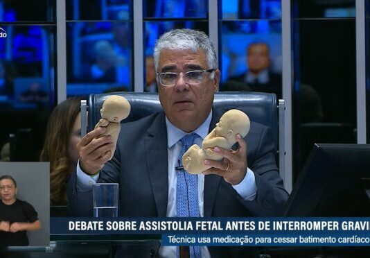 “Hora de mobilização”, afirma sen. Eduardo Girão após STF adiar votação sobre aborto na corte.