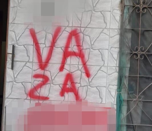 Vigilante tem casa pichada com ordem de expulsão por facção criminosa em Fortaleza.
