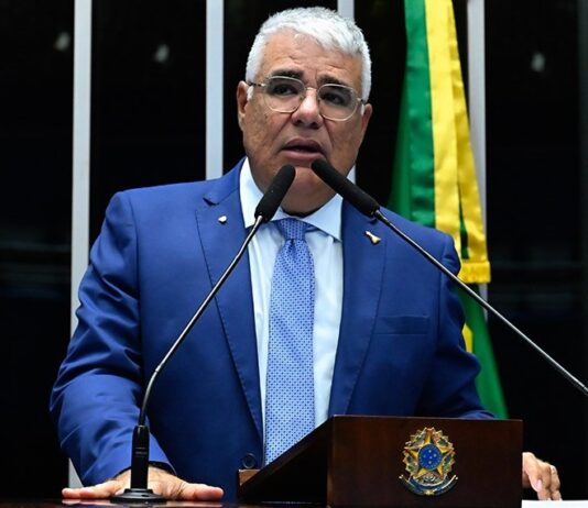 Senador Eduardo Girão cobra impeachment de Gilmar Mendes por suspeição e atividade política.