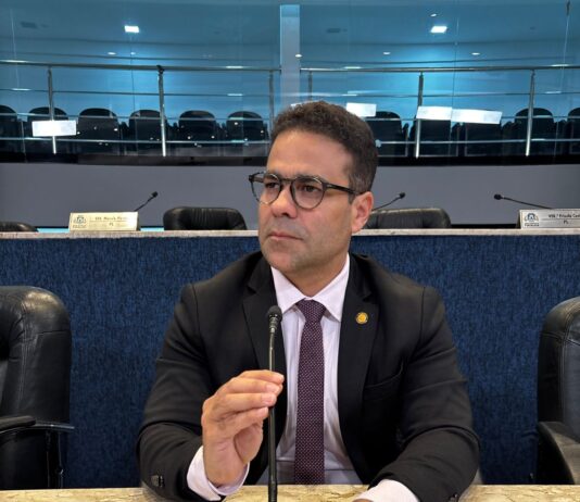 “Ninguém aguenta mais tanta incompetência, chega de maquiagem, Evandro Leitão, assuma a cadeira de prefeito”, diz ver. Julierme Sena em crítica à gestão do PT na cidade.