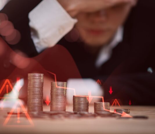 Inadimplência de pessoas físicas bate novo recorde no Brasil e atinge mais de 40% da população adulta.