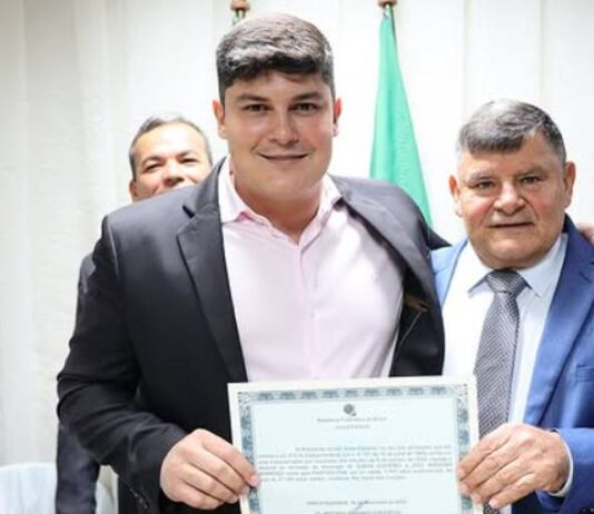 Filho de prefeito cassado por ligação com facção criminosa é eleito prefeito de Santa Quitéria, no interior do Ceará.