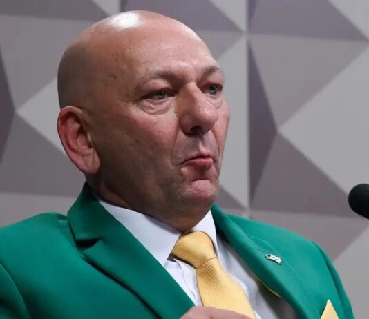 Luciano Hang é condenado a pagar R$33,3 mil em danos morais a Lula por faixas exibidas em avião.