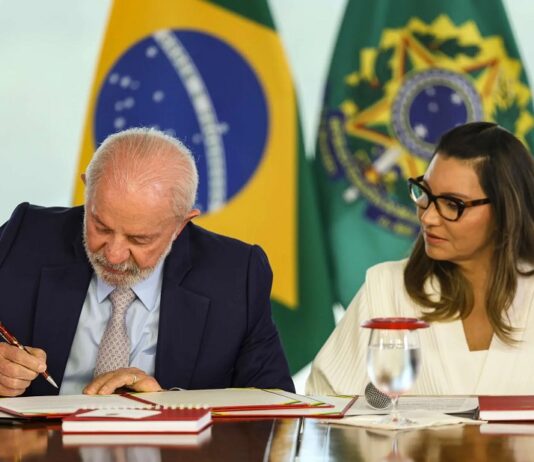 Decreto de Lula amplia poderes de Janja dentro do gabinete presidencial.