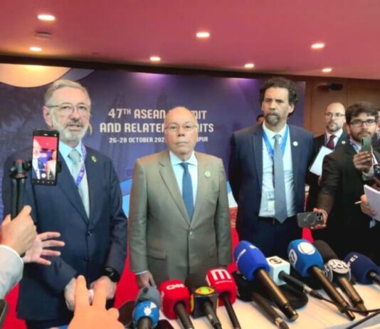 1º dia de negociação EUA-Brasil não avança e tarifaço é mantido