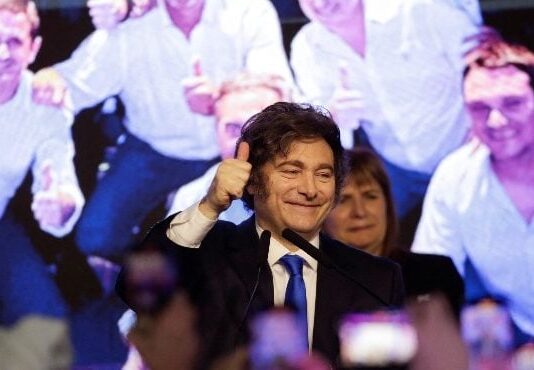 Bolsa de Buenos Aires dispara e dólar despenca ante peso com vitória de Milei nas eleições legislativas da Argentina