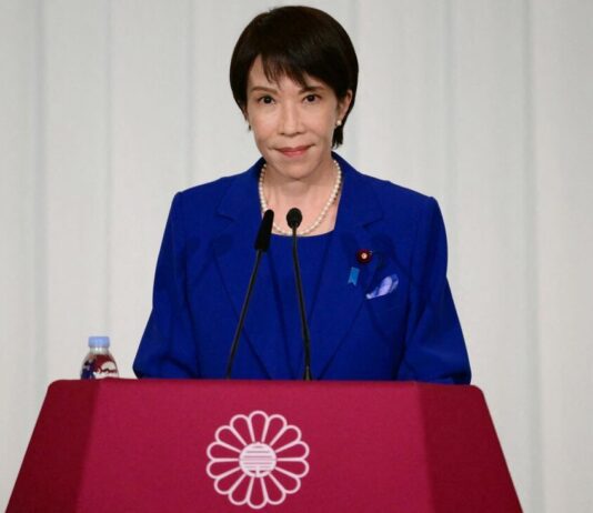 Nova premiê conservadora do Japão quer estreitar laços com EUA e fortalecer o Exército