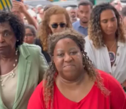 Ministras de Lula e deputadas de esquerda vão às favelas dominadas pelo tráfico sem segurança.