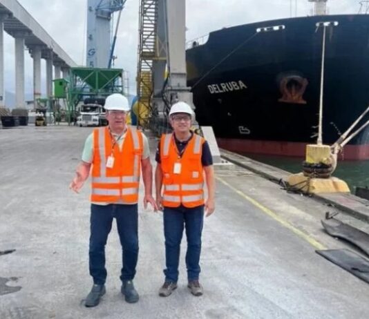 Navio iraniano sob sanções dos Estados Unidos atraca em Santa Catarina.