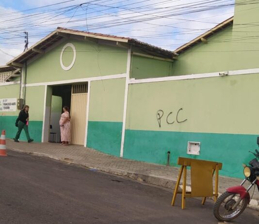 Escola em Parambu, no interior do Ceará, amanhece pichada com sigla da facção PCC acirrando disputa por territórios.