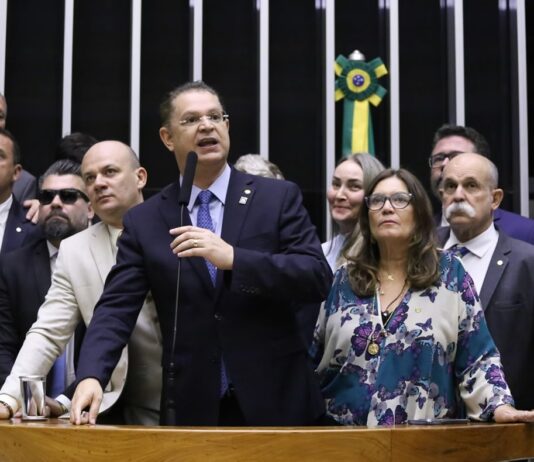 Líder do PL diz que Motta deve pautar projeto da Anistia na próxima semana.