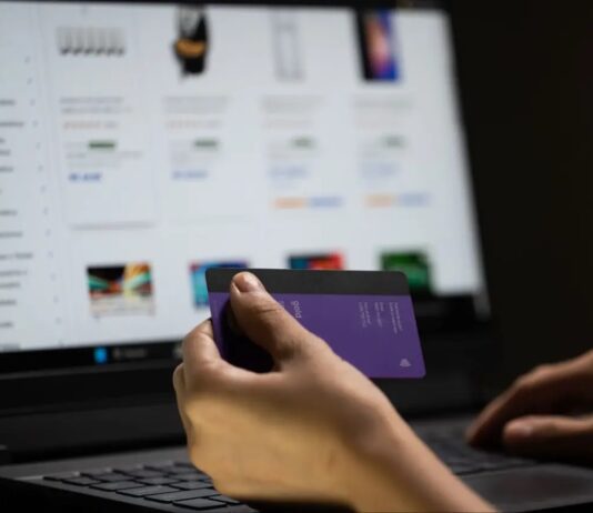 Taxa das blusinhas faz 38% dos consumidores desistirem de compras, diz CNI