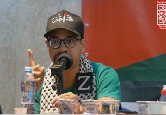 Em evento de comemoração de 2 anos do ato terrorista do Hamas, militante de extrema-esquerda defende a morte de Netanyahu.