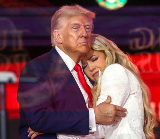 EUA revogam vistos de estrangeiros que comemoraram morte de Kirk, incluindo brasileiro.