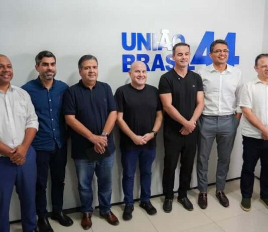 União Brasil consolida aliança com Roberto Cláudio e prepara nova formação de oposição para 2026