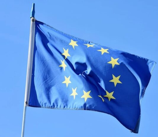 Mais de cem especialistas enviam carta à Comissão Europeia alertando que legislação da União Europeia pode censurar a liberdade de expressão global