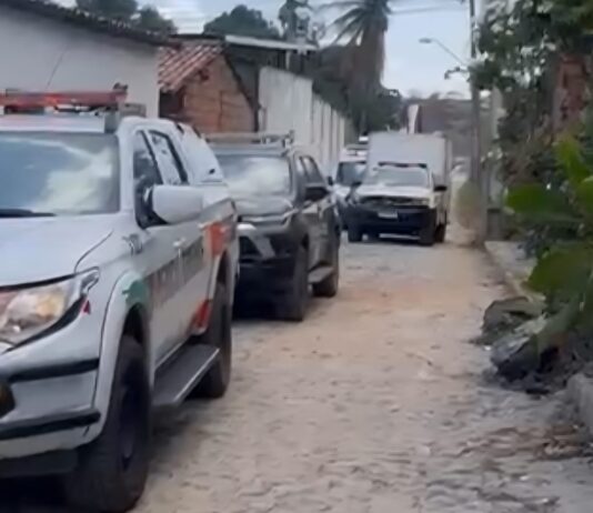 Homem é encontrado morto com as mãos amarradas em localidade de Fortaleza que a facção expulsou moradores.
