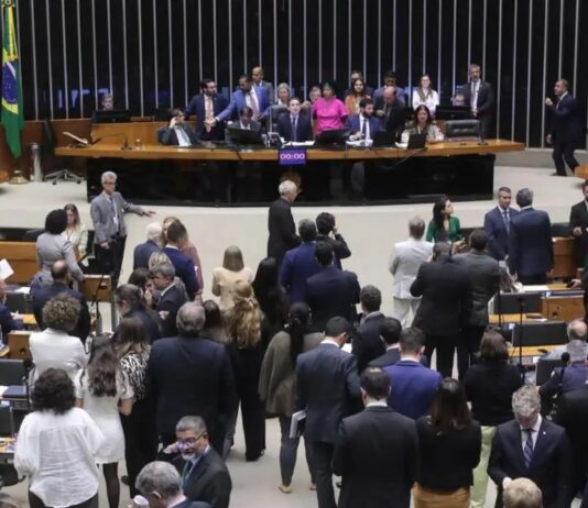 Câmara aprova projeto que limita decisões monocráticas no STF.