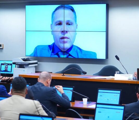 Tagliaferro é conduzido à delegacia pela polícia italiana.