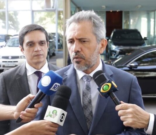 ‘Virou namorado do bolsonarismo’, dispara Elmano sobre Ciro Gomes, recém-filiado ao PSDB.