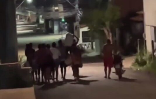 “Sabe o que é dois minutos? Eles deram dois minutos para eu sair de casa. Só com a roupa do corpo”, diz idosa que foi expulsa por facção criminosa em Fortaleza.