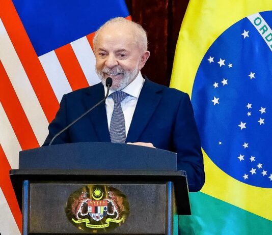 Lula diz que empresários reclamam demais e deveriam buscar oportunidades fora do país