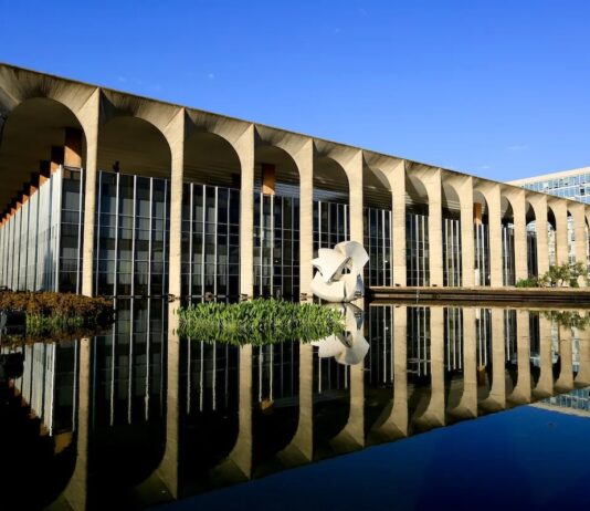 Diplomatas brasileiros receberam mais de R$ 411 milhões de auxílio-moradia em 2024