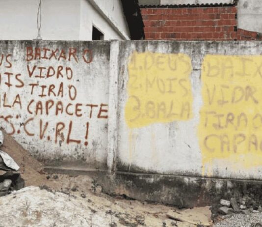 Famílias no bairro Boa Vista voltam a deixar casas sob escolta da Polícia após serem expulsas pelo CV em Fortaleza