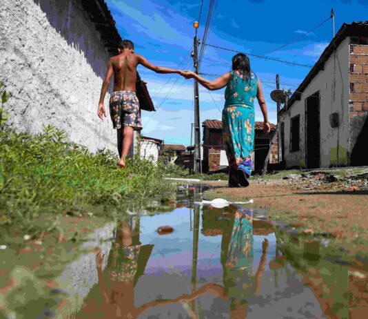 Por falta de saneamento básico, mais de 700 mil domicílios do Ceará jogam dejetos em fossas rudimentares, rios e valas, 5º pior resultado do país.
