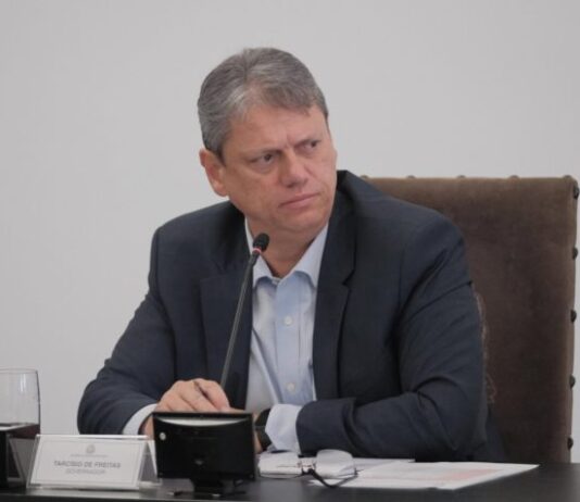 Governador Tarcísio divulga “diálogos cabulosos” que seriam do PCC