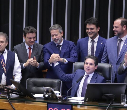 Câmara aprova isenção do IR e taxação de alta renda