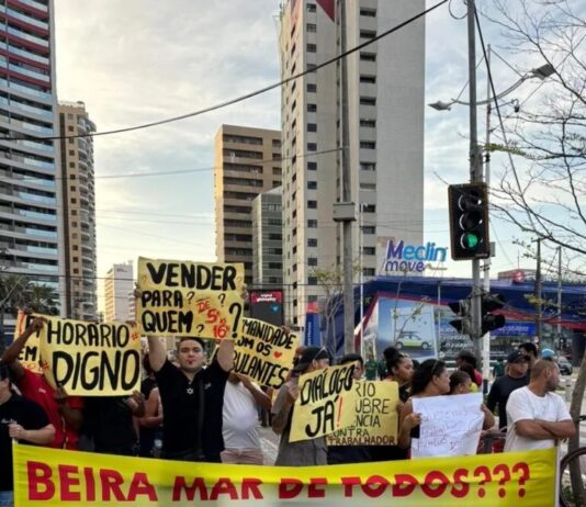 Comerciantes da Beira-Mar protestam contra mudança de horário de atuação na orla de Fortaleza