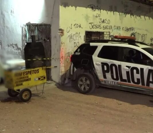 Homem é morto a tiros enquanto vendia espetinho em rua de Fortaleza