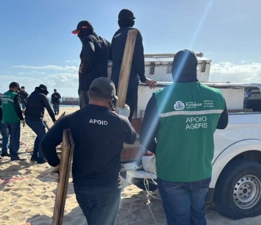 Prefeitura de Fortaleza retira barracas e estruturas de comerciantes do aterro da Praia de Iracema.