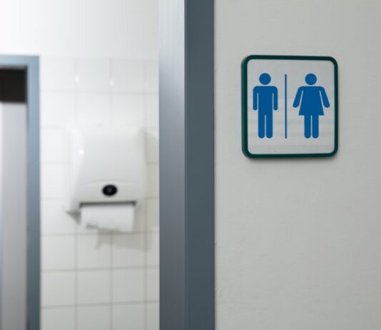 CNJ quer obrigar tribunais a permitir homens no banheiro feminino