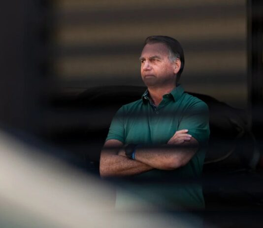 Defesa pede a Moraes que Bolsonaro cumpra pena em prisão domiciliar