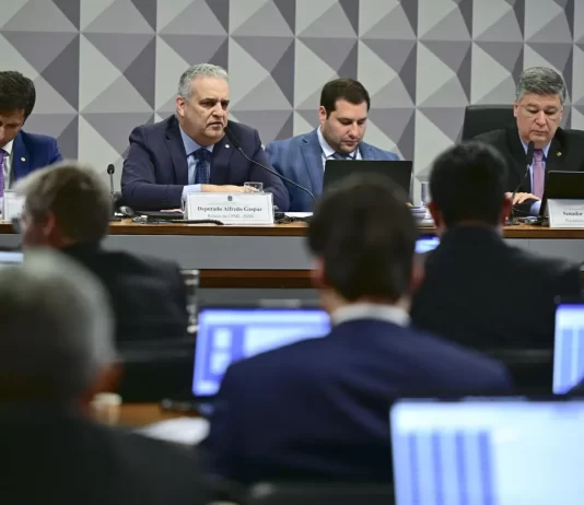 CPMI do INSS mira em políticos do Ceará por envolvimento no esquema criminoso.